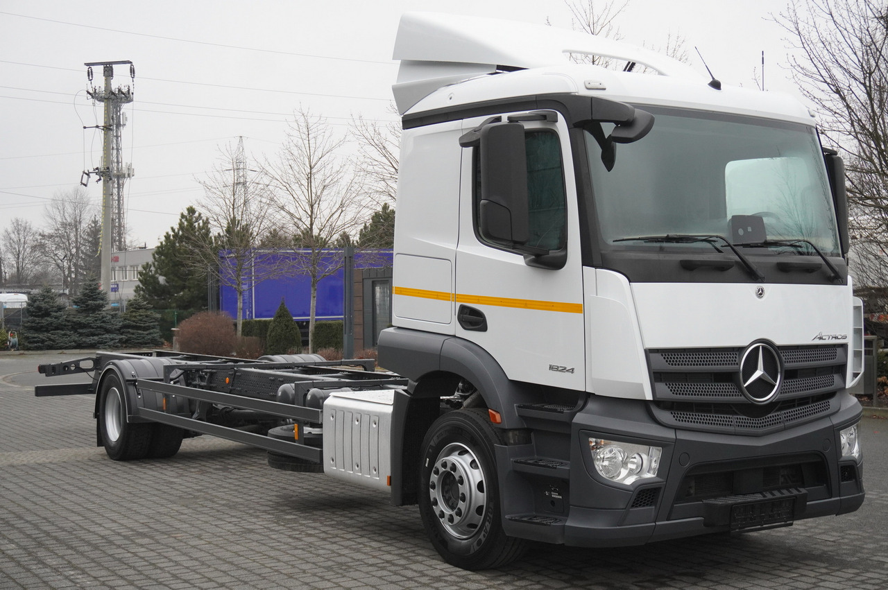 MERCEDES-BENZ Actros 1824 / 9.1 m chassis / sleeping cabin - Camión chasis: foto 1 MERCEDES-BENZ Actros 1824 / 9.1 m chassis / sleeping cabin - Camión chasis: foto 1