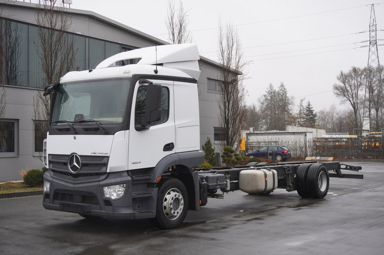 MERCEDES-BENZ Actros 1824 / 9.1 m chassis / sleeping cabin - Camión chasis: foto 1 MERCEDES-BENZ Actros 1824 / 9.1 m chassis / sleeping cabin - Camión chasis: foto 1