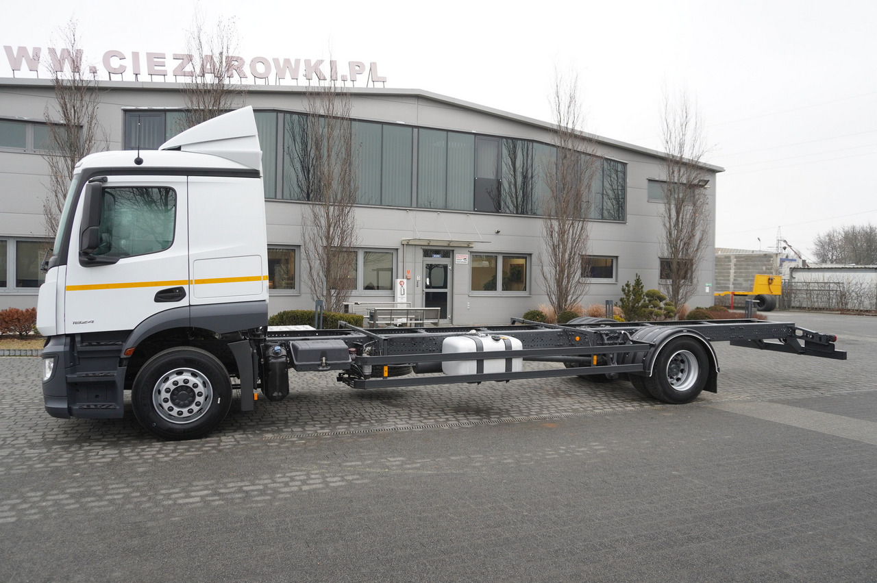 MERCEDES-BENZ Actros 1824 / 9.1 m chassis / sleeping cabin - Camión chasis: foto 3 MERCEDES-BENZ Actros 1824 / 9.1 m chassis / sleeping cabin - Camión chasis: foto 3