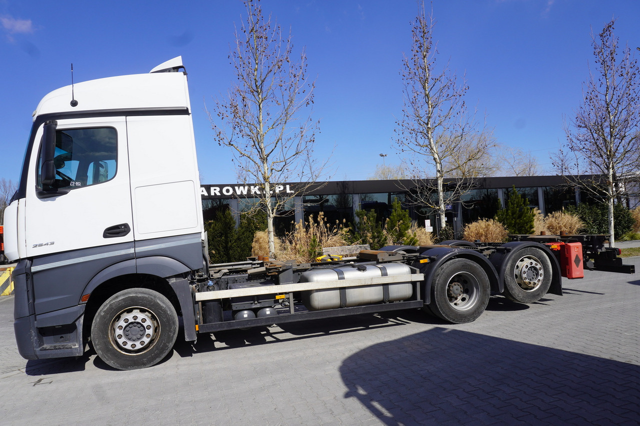 MERCEDES-BENZ Actros 2543 / BDF / Retarder / sleeping cabin - Camión portacontenedore/ Intercambiable: foto 3 MERCEDES-BENZ Actros 2543 / BDF / Retarder / sleeping cabin - Camión portacontenedore/ Intercambiable: foto 3