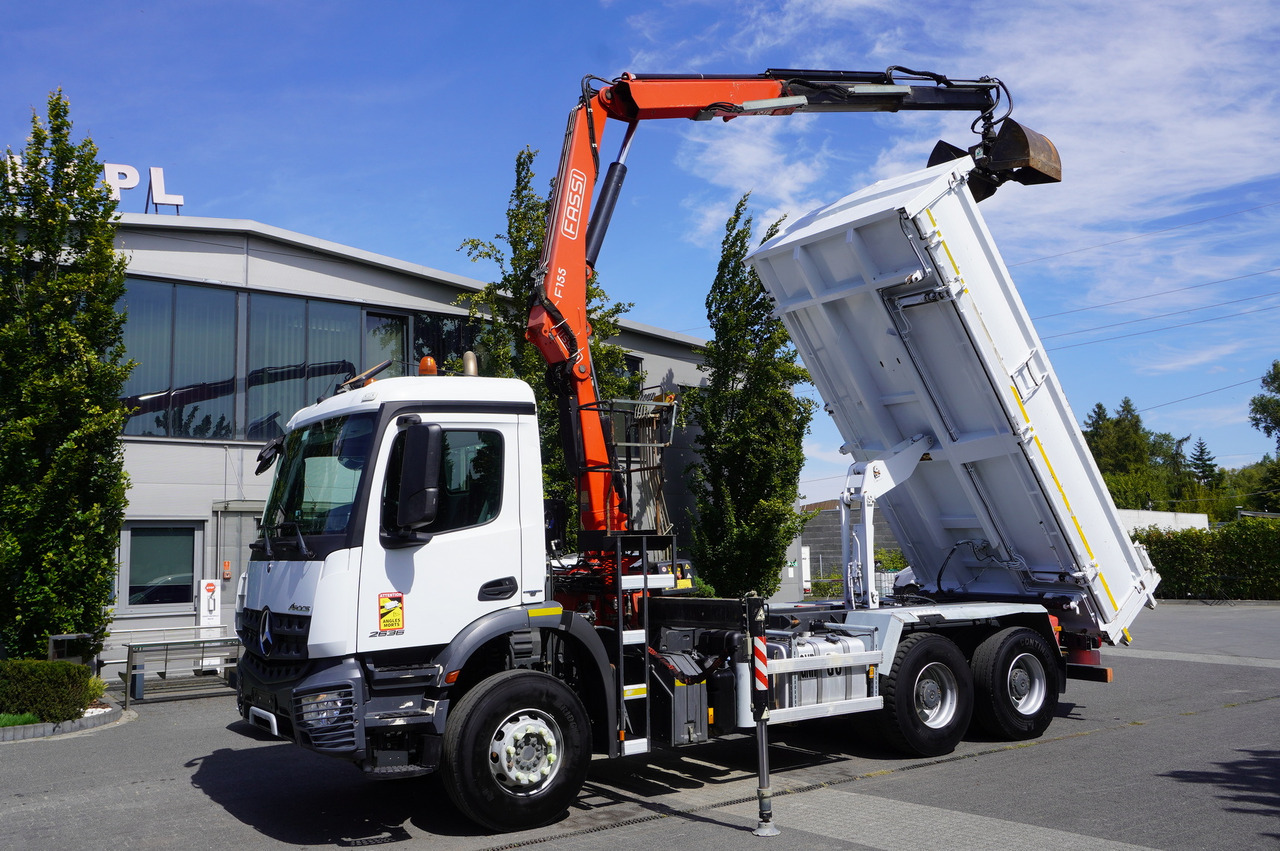 MERCEDES-BENZ Arocs 2636 / 6x4 / HDS Fassi / 3-Way Tipper / Bortmatic - Camión grúa: foto 1 MERCEDES-BENZ Arocs 2636 / 6x4 / HDS Fassi / 3-Way Tipper / Bortmatic - Camión grúa: foto 1