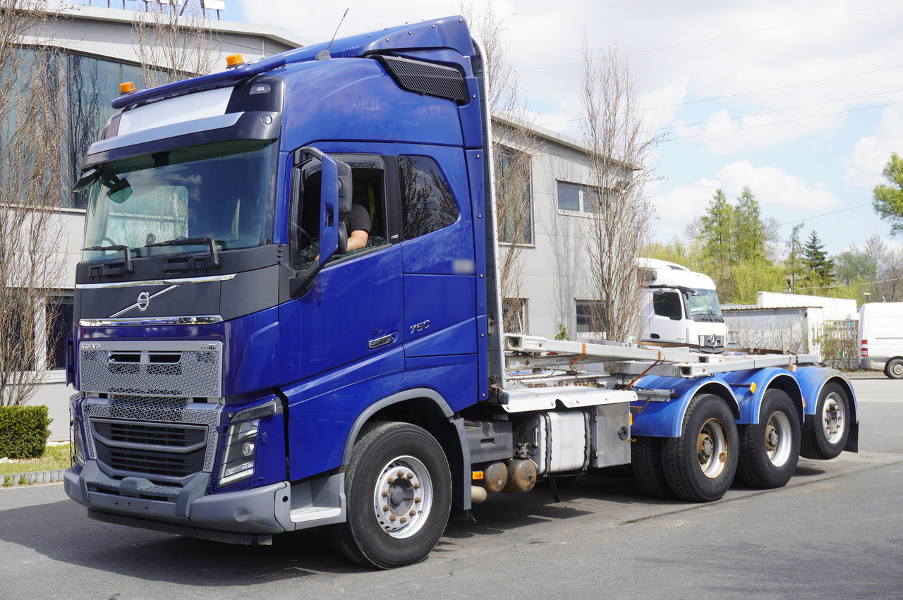 VOLVO FH16 750 8x4 / 750 HP! / 20 t load capacity / stanchion superstructure - Camión forestal: foto 1 VOLVO FH16 750 8x4 / 750 HP! / 20 t load capacity / stanchion superstructure - Camión forestal: foto 1