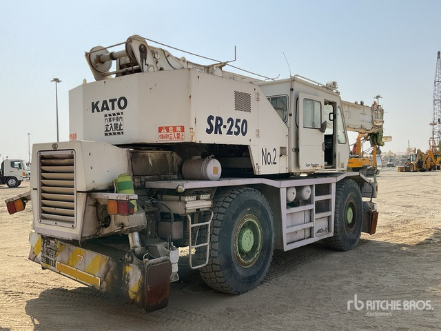 Kato KR25H-V - Grúa para terrenos difíciles: foto 4 Kato KR25H-V - Grúa para terrenos difíciles: foto 4