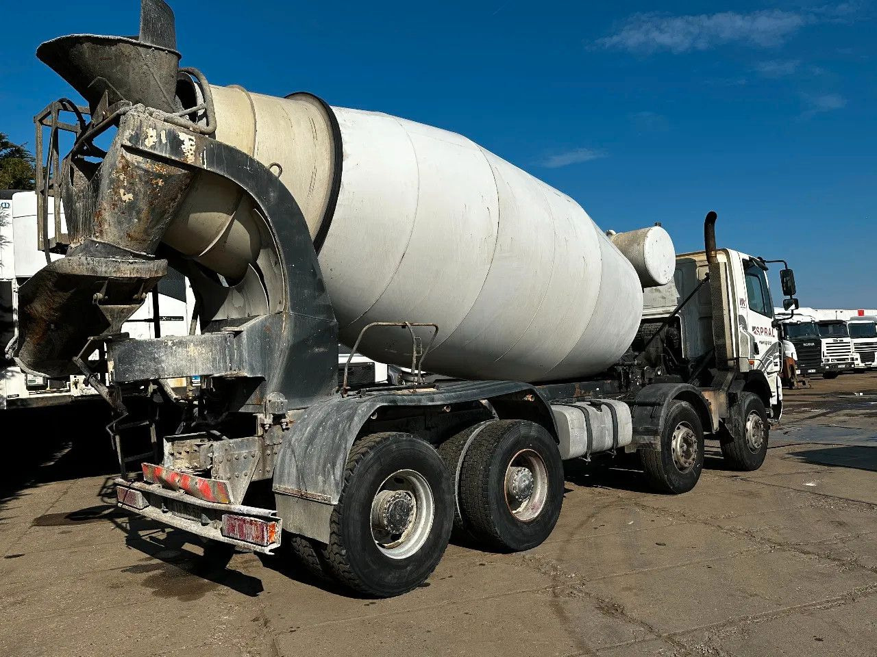 DAF CF 85.430 8X4 9m3 Mixer Spring/Spring ZF Manual - Camión hormigonera: foto 4 DAF CF 85.430 8X4 9m3 Mixer Spring/Spring ZF Manual - Camión hormigonera: foto 4