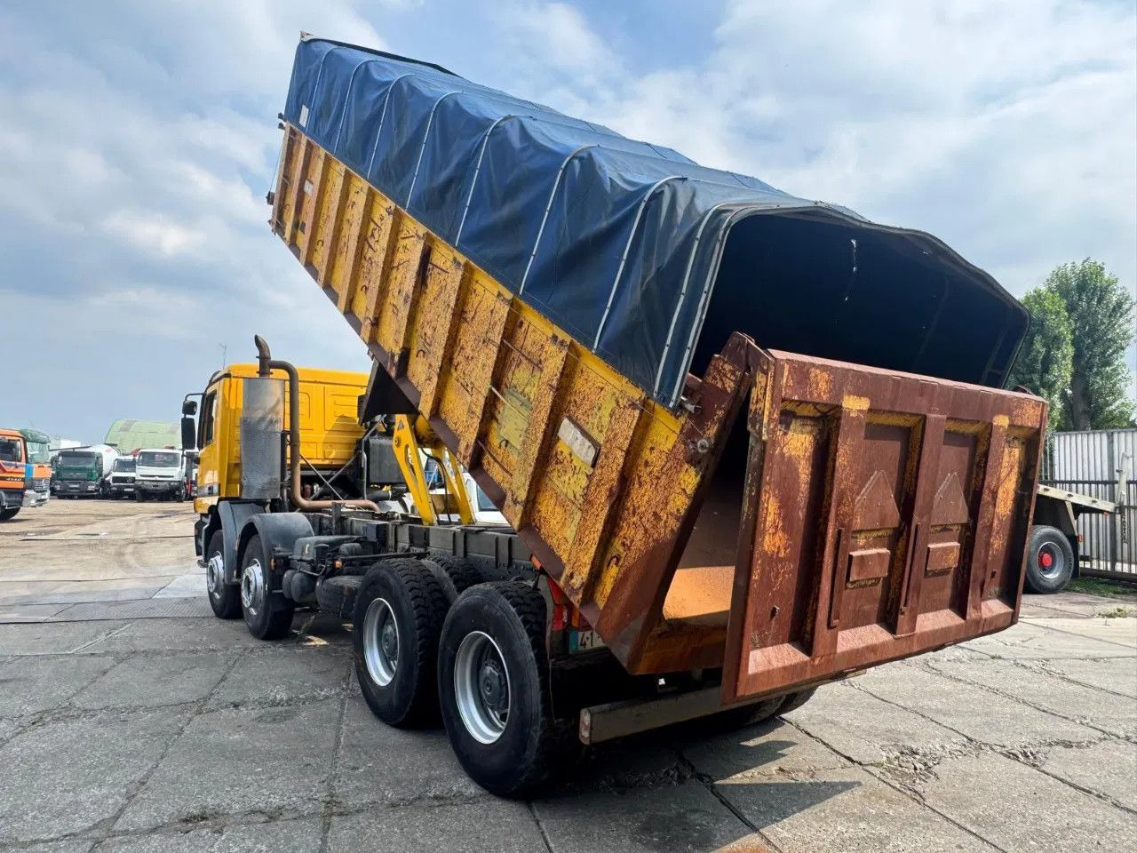 Mercedes-Benz Actros 3235 V6 8X4 Tipper Spring/Spring Manual G - Camión volquete: foto 3 Mercedes-Benz Actros 3235 V6 8X4 Tipper Spring/Spring Manual G - Camión volquete: foto 3