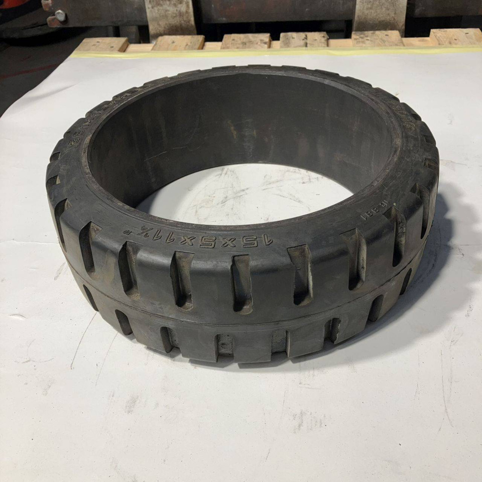 2X trelleborg 15x5x11 1/4 tyres - Neumático para Equipo de manutención: foto 2 2X trelleborg 15x5x11 1/4 tyres - Neumático para Equipo de manutención: foto 2