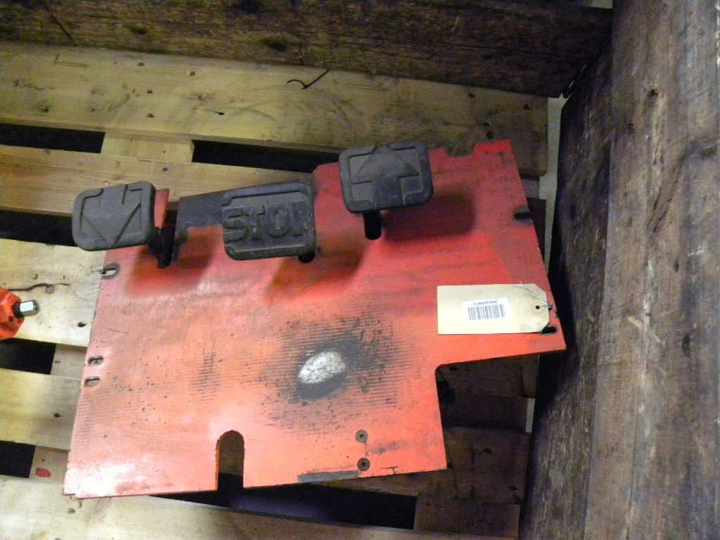 Plate floor for Linde E15-18-02, Series 322 - Pedal para Equipo de manutención: foto 1 Plate floor for Linde E15-18-02, Series 322 - Pedal para Equipo de manutención: foto 1