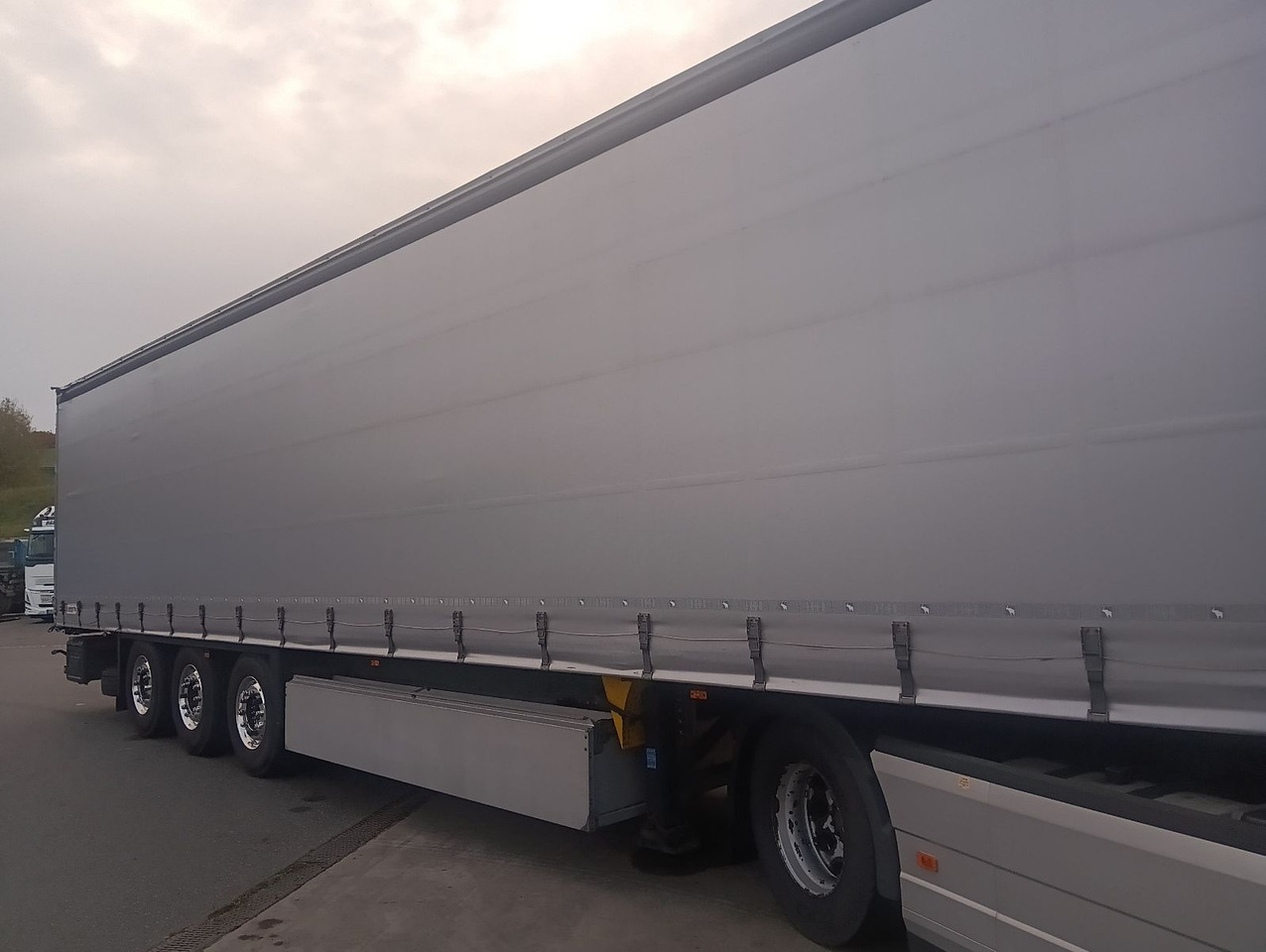 Schmitz Cargobull SCS24-13.62 ALCOA Pal-Kiste Lift Reifen 50-95%! - Semirremolque lona: foto 2 Schmitz Cargobull SCS24-13.62 ALCOA Pal-Kiste Lift Reifen 50-95%! - Semirremolque lona: foto 2