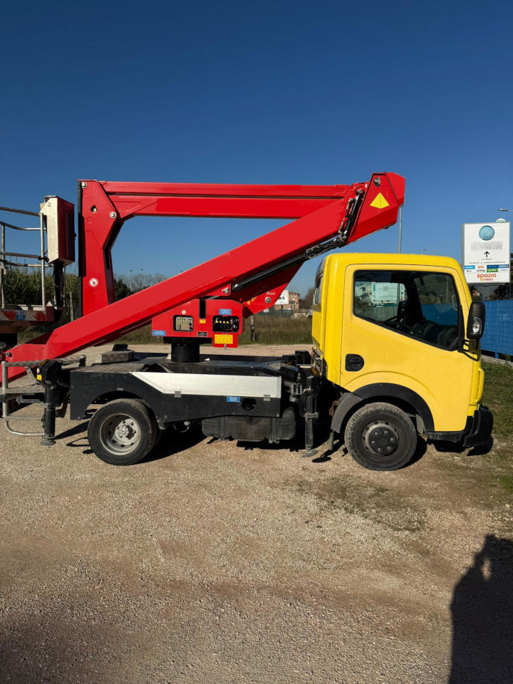 - Camión con plataforma elevadora: foto 1 - Camión con plataforma elevadora: foto 1