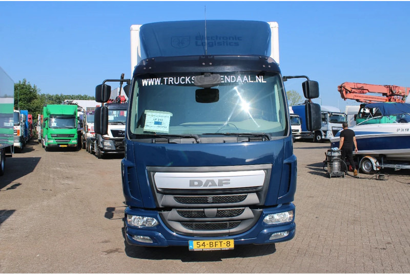 DAF LF 210 + EURO 6 + LIFT + 12T - Camión caja cerrada: foto 2 DAF LF 210 + EURO 6 + LIFT + 12T - Camión caja cerrada: foto 2