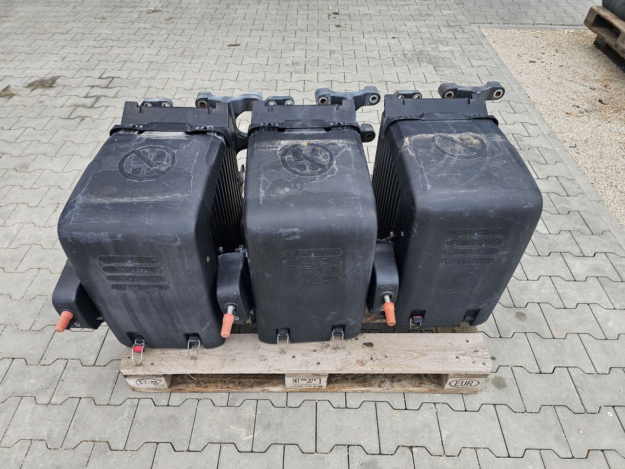 DAF XF106 EURO 6 / VERTICAL BATTERY BOX - Acumulador: foto 1 DAF XF106 EURO 6 / VERTICAL BATTERY BOX - Acumulador: foto 1