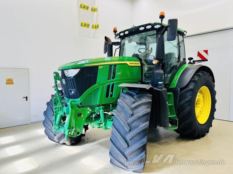 John Deere 6R 250 - Tractor: foto 1 John Deere 6R 250 - Tractor: foto 1