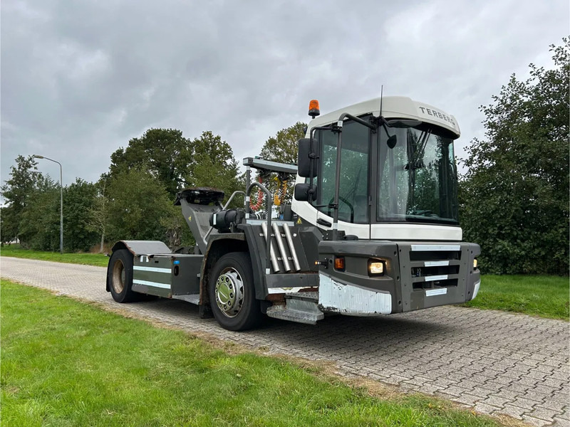 Terberg DT 183 | DISTRIBUTION TERMINAL | 8949 HOURS !!!! | LOW STEPS - Tractor industrial: foto 2 Terberg DT 183 | DISTRIBUTION TERMINAL | 8949 HOURS !!!! | LOW STEPS - Tractor industrial: foto 2