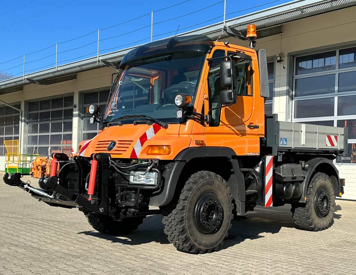 Unimog 400 - U400 405 02734 mit Heckkraftheber Mer - Camión volquete: foto 1 Unimog 400 - U400 405 02734 mit Heckkraftheber Mer - Camión volquete: foto 1