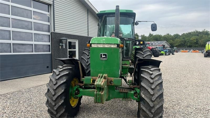 Tractor John Deere 4450 med 7,6L motor: foto 9 Tractor John Deere 4450 med 7,6L motor: foto 9