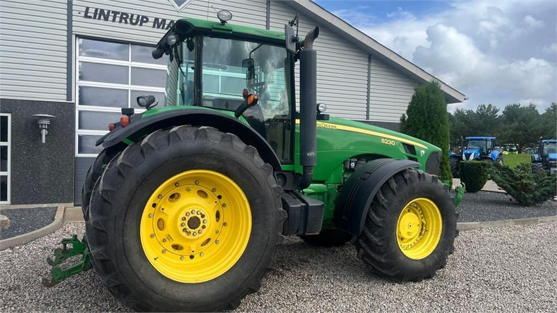 Tractor John Deere 8230 Med frontlift: foto 13 Tractor John Deere 8230 Med frontlift: foto 13