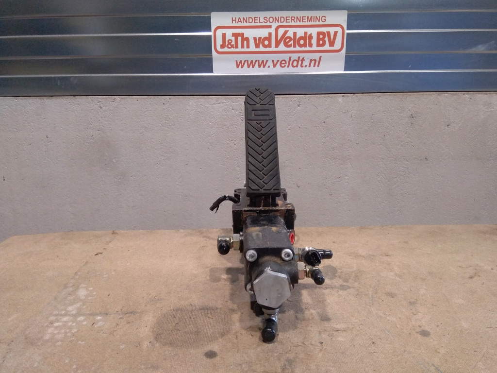 Hitachi ZX140W-3 - - Pedal para Maquinaria de construcción: foto 2 Hitachi ZX140W-3 - - Pedal para Maquinaria de construcción: foto 2