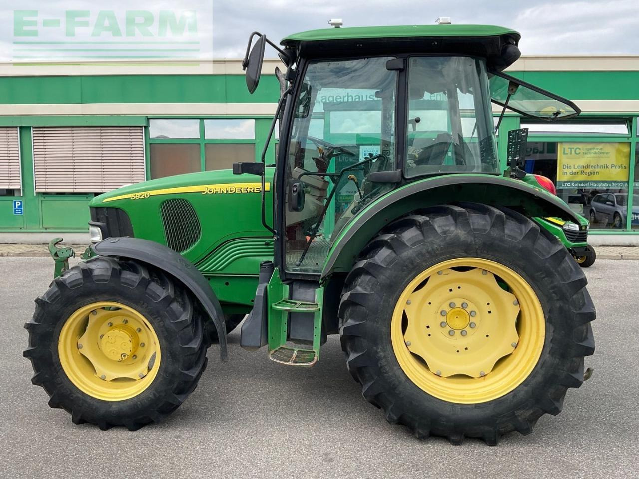 John Deere 5820 - Tractor: foto 2 John Deere 5820 - Tractor: foto 2