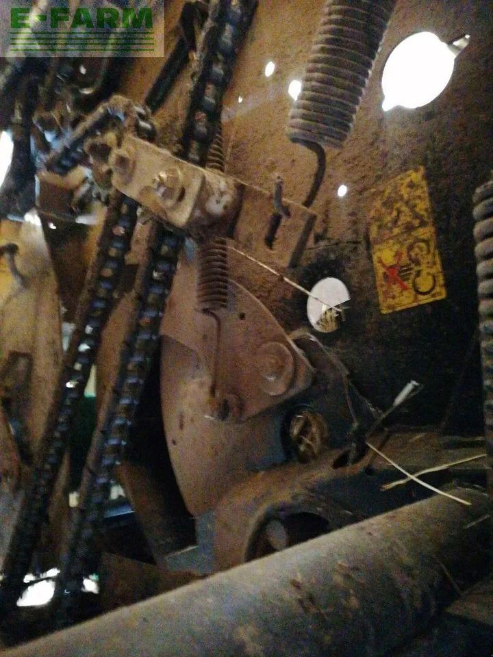 Empacadora de pacas cuadradas New Holland roll belt 150 superfeed: foto 10 Empacadora de pacas cuadradas New Holland roll belt 150 superfeed: foto 10