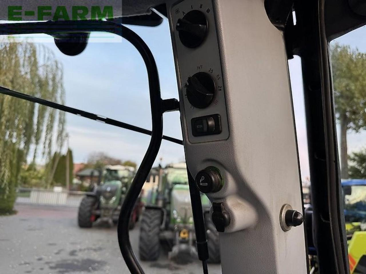 Tractor New Holland t6070 powercommand: foto 17 Tractor New Holland t6070 powercommand: foto 17