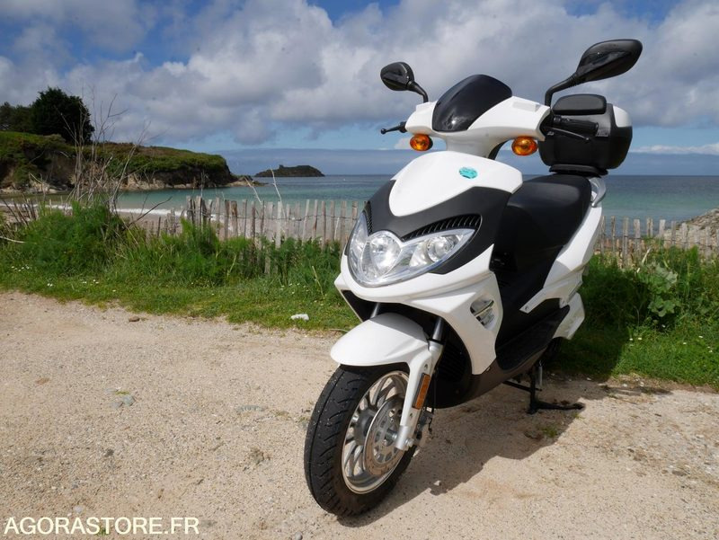 1 Scooter Easy Watts - E-stock - Motocicleta: foto 1 1 Scooter Easy Watts - E-stock - Motocicleta: foto 1