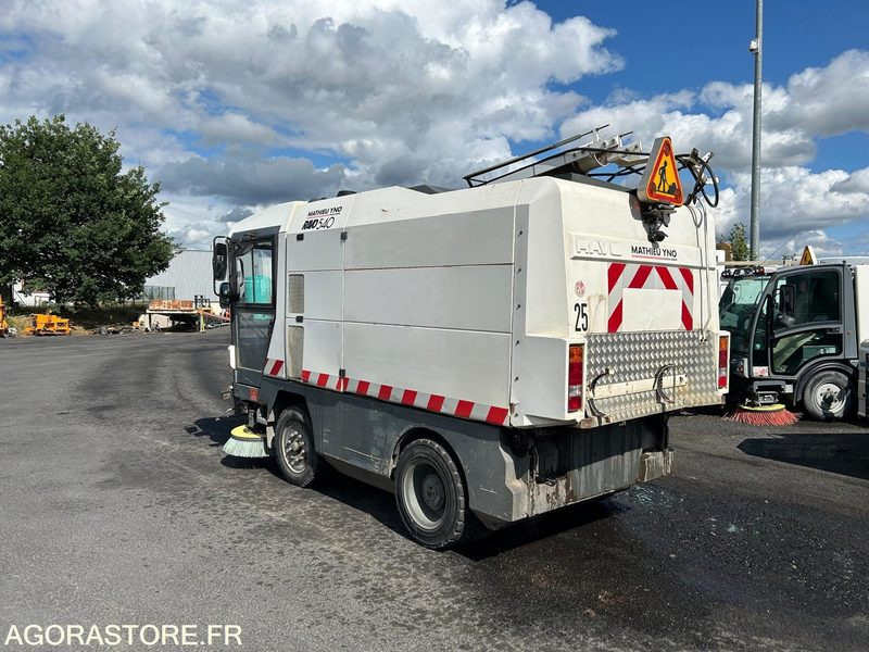 BALAYEUSE DE VOIRIE - MATHIEU RAVO C 540 - 2005 - 16 210 H - Barredora vial: foto 4 BALAYEUSE DE VOIRIE - MATHIEU RAVO C 540 - 2005 - 16 210 H - Barredora vial: foto 4