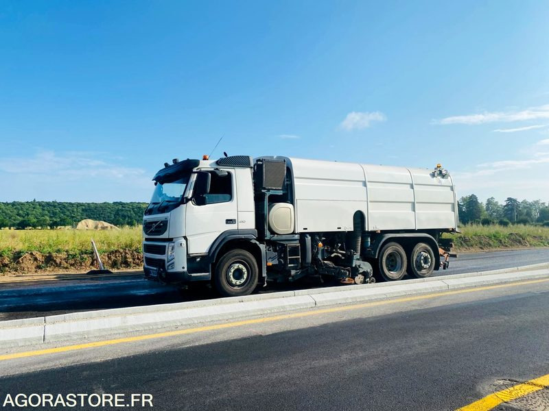 BALAYEUSE VOLVO BLANC 6 ROUES - ANNEE 2013 - 245000KMS - Barredora vial: foto 1 BALAYEUSE VOLVO BLANC 6 ROUES - ANNEE 2013 - 245000KMS - Barredora vial: foto 1