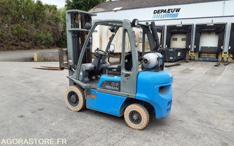 Chariot élévateur frontal GAZ Nissan 2827 heures Triplex UD02A25PQ - 3F550 - Carretilla elevadora de gas: foto 2 Chariot élévateur frontal GAZ Nissan 2827 heures Triplex UD02A25PQ - 3F550 - Carretilla elevadora de gas: foto 2