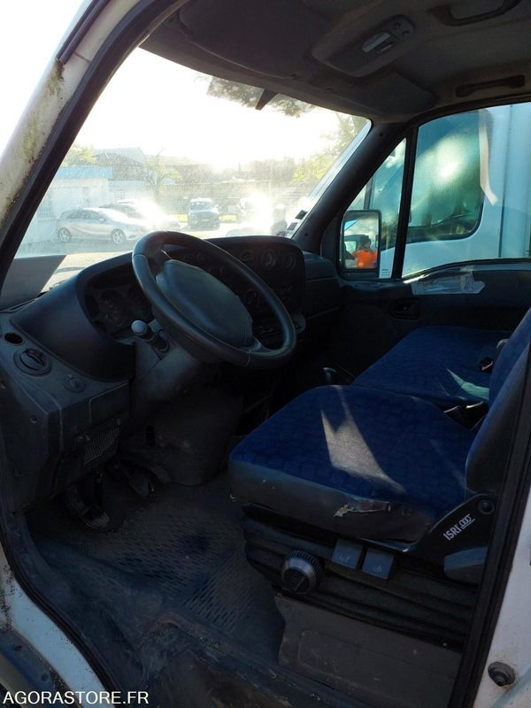 Fourgon IVECO DAILY - 2003 - 301454km - DM678TN - Furgón: foto 2 Fourgon IVECO DAILY - 2003 - 301454km - DM678TN - Furgón: foto 2