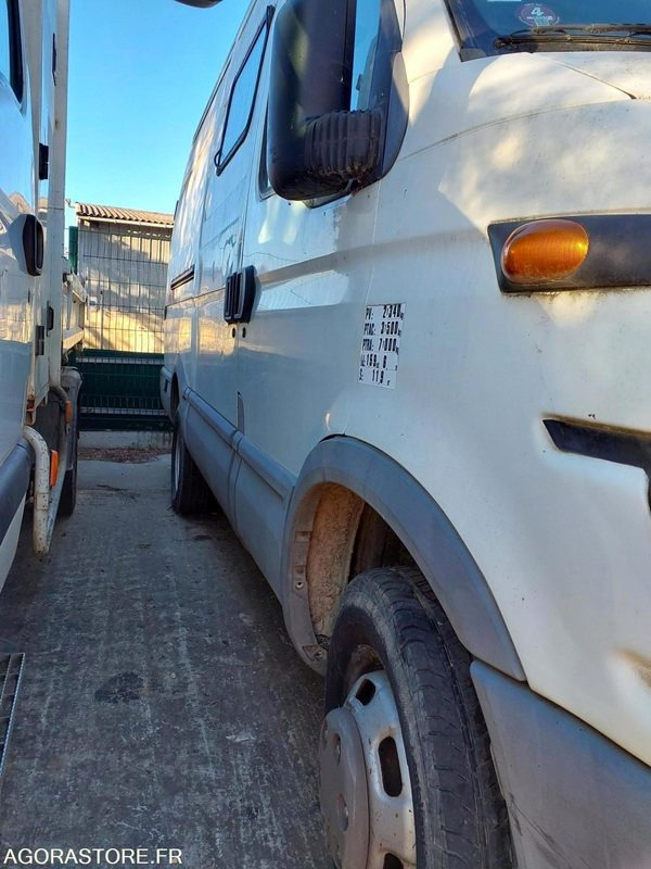 Fourgon IVECO DAILY - 2003 - 301454km - DM678TN - Furgón: foto 4 Fourgon IVECO DAILY - 2003 - 301454km - DM678TN - Furgón: foto 4