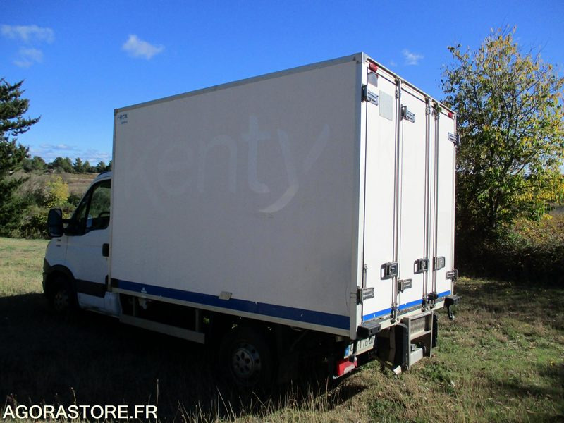 IVECO 35S13 de 2013 chassis cabine frigorifique idéal pour modifié en benne - Furgoneta frigorifica: foto 3 IVECO 35S13 de 2013 chassis cabine frigorifique idéal pour modifié en benne - Furgoneta frigorifica: foto 3