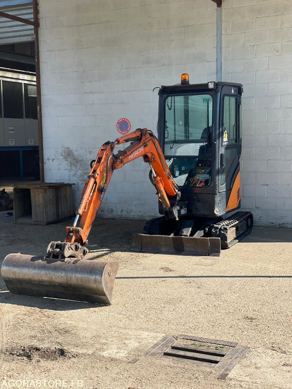 MINI-PELLE SUR CHENILLE CAOUTCHOUC HITACHI ZX17U-2 15CV 1.9T AVEC 3 GODETS - Excavadora: foto 2 MINI-PELLE SUR CHENILLE CAOUTCHOUC HITACHI ZX17U-2 15CV 1.9T AVEC 3 GODETS - Excavadora: foto 2
