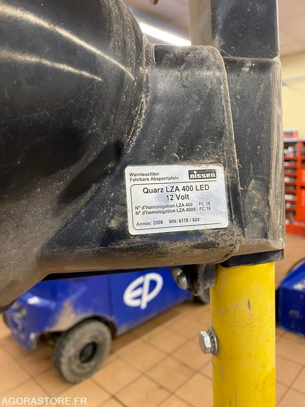 PAIRE DE FEUX DE CHANTIER NISSEN QUARZ LZA 400 LED 12 VOLT 2006 - Equipo de construcción: foto 3 PAIRE DE FEUX DE CHANTIER NISSEN QUARZ LZA 400 LED 12 VOLT 2006 - Equipo de construcción: foto 3