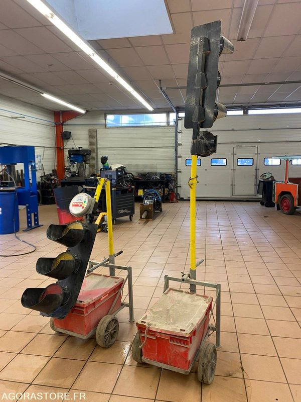 PAIRE DE FEUX DE CHANTIER NISSEN QUARZ LZA 400 LED 12 VOLT 2006 - Equipo de construcción: foto 1 PAIRE DE FEUX DE CHANTIER NISSEN QUARZ LZA 400 LED 12 VOLT 2006 - Equipo de construcción: foto 1