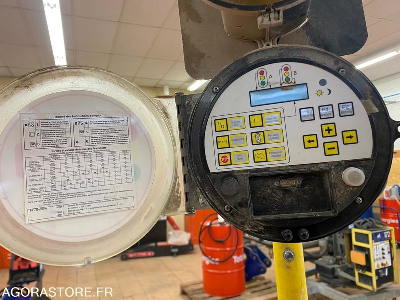 PAIRE DE FEUX DE CHANTIER NISSEN QUARZ LZA 400 LED 12 VOLT 2006 - Equipo de construcción: foto 4 PAIRE DE FEUX DE CHANTIER NISSEN QUARZ LZA 400 LED 12 VOLT 2006 - Equipo de construcción: foto 4