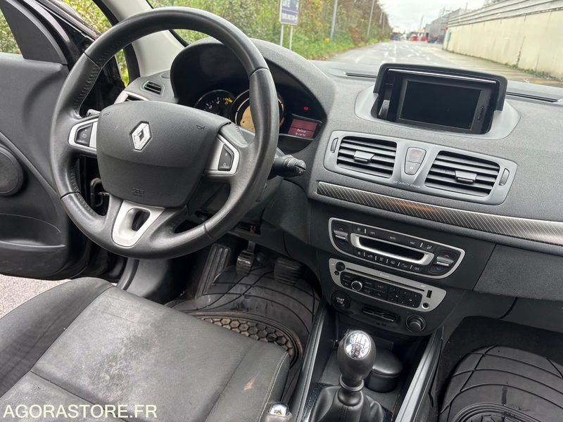 RENAULT- Megane 3 Tomtom Estate 1.5 DCI 110 - année 2012 - 222000 kms - DIESEL - Coche familiar: foto 4 RENAULT- Megane 3 Tomtom Estate 1.5 DCI 110 - année 2012 - 222000 kms - DIESEL - Coche familiar: foto 4