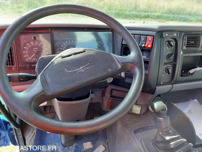 RENAULT PREMIUM 300-19 / 2001 / 816 010 km - Camión chasis: foto 4 RENAULT PREMIUM 300-19 / 2001 / 816 010 km - Camión chasis: foto 4