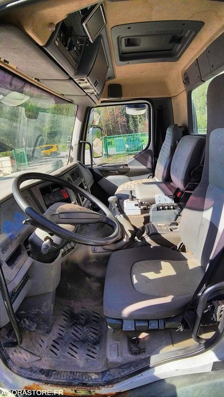 Renault KERAX 2004 - 252967 kms - Furgoneta basculante: foto 5 Renault KERAX 2004 - 252967 kms - Furgoneta basculante: foto 5