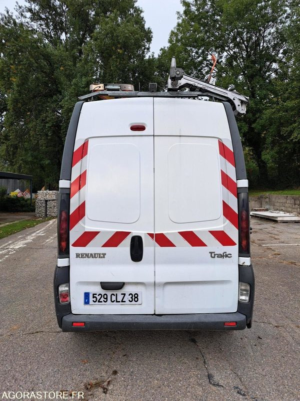 Renault Trafic - 2005 - 79515kms - 529 CLZ 38 - Furgón: foto 4 Renault Trafic - 2005 - 79515kms - 529 CLZ 38 - Furgón: foto 4