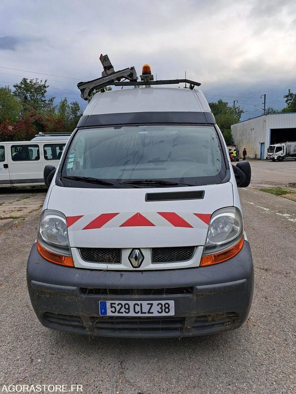 Renault Trafic - 2005 - 79515kms - 529 CLZ 38 - Furgón: foto 3 Renault Trafic - 2005 - 79515kms - 529 CLZ 38 - Furgón: foto 3
