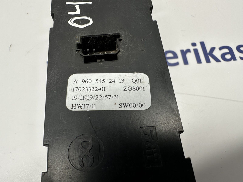 Mercedes-Benz passenger door, window control - Salpicadero para Camión: foto 3 Mercedes-Benz passenger door, window control - Salpicadero para Camión: foto 3