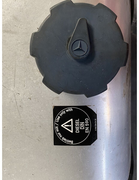 Mercedes-Benz with brackets - Depósito de combustible para Camión: foto 4 Mercedes-Benz with brackets - Depósito de combustible para Camión: foto 4