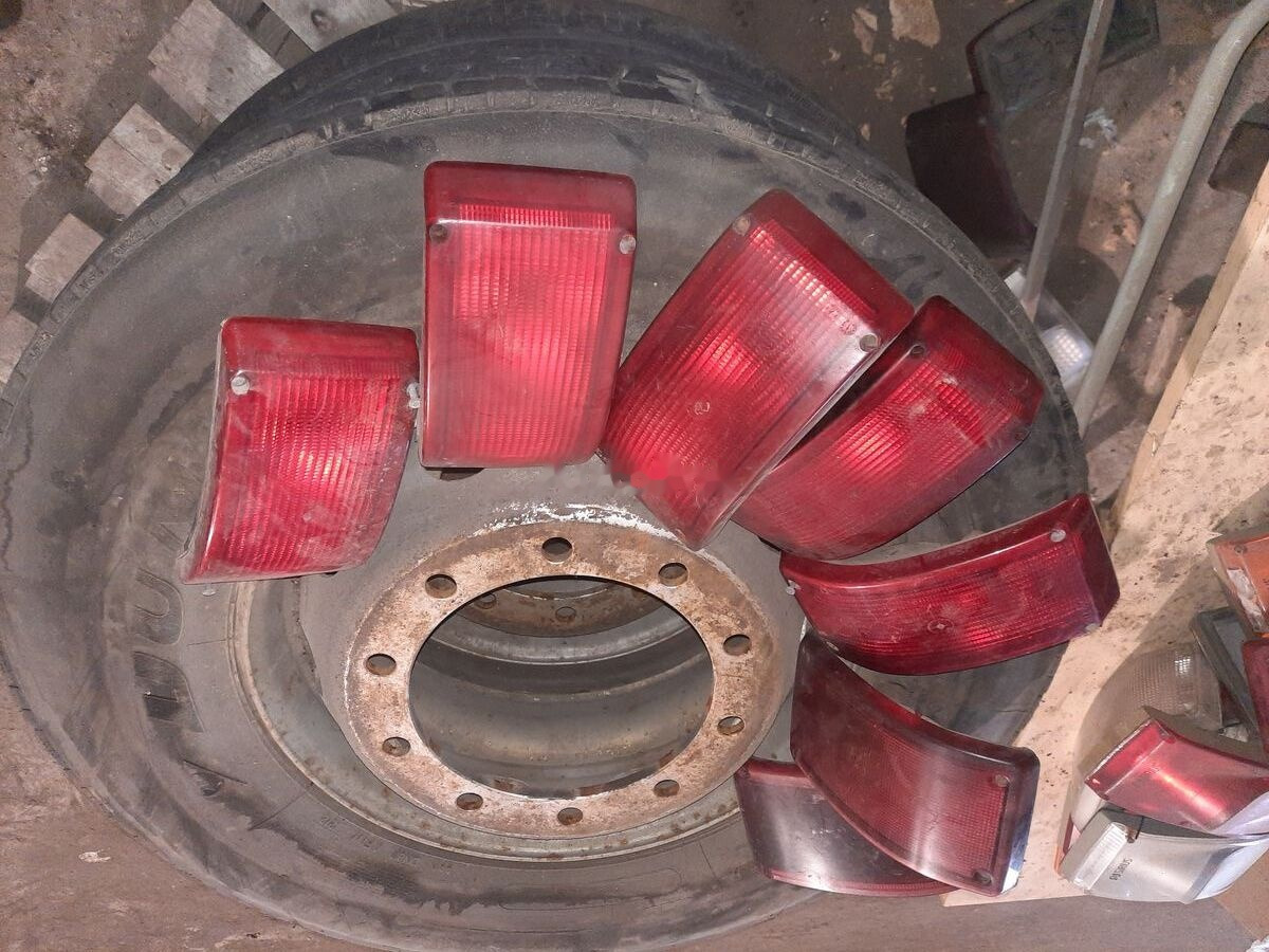 Volvo 1326359080 - Luz trasera para Autobús: foto 4 Volvo 1326359080 - Luz trasera para Autobús: foto 4