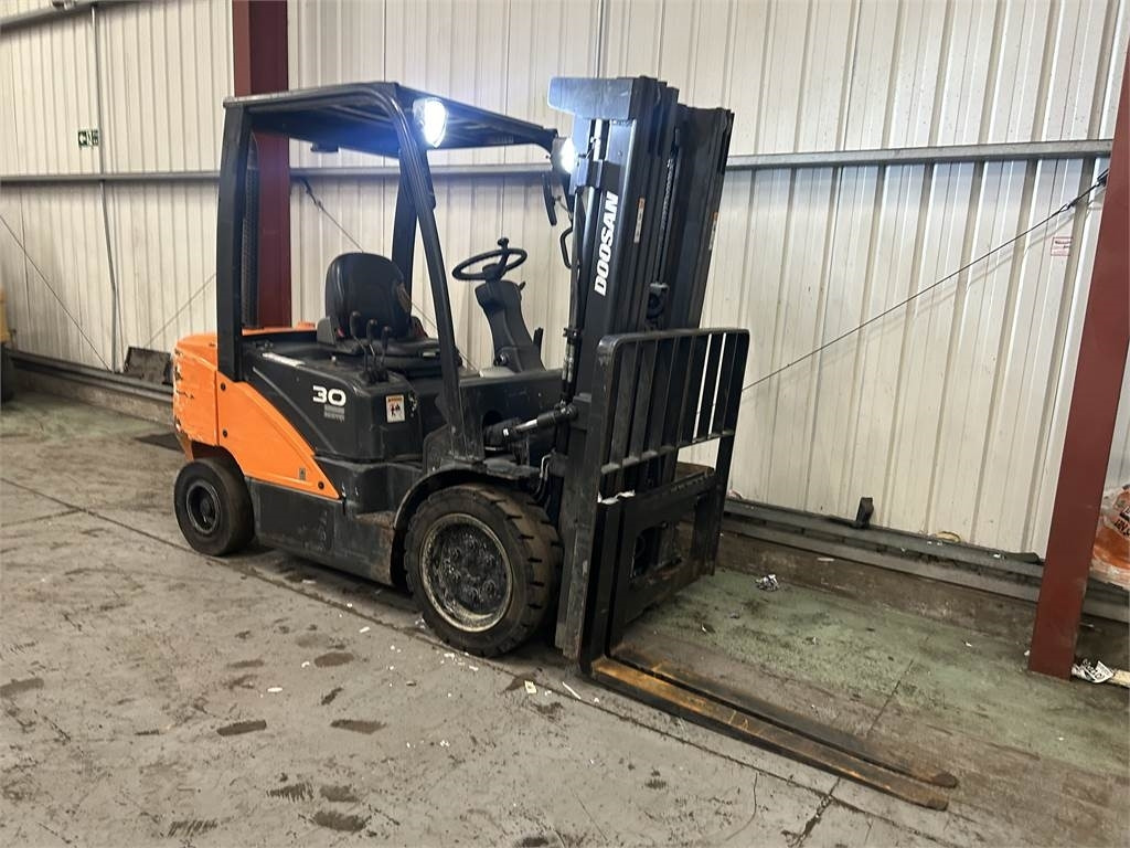 Doosan D30S-5 - Carretilla elevadora diésel: foto 4 Doosan D30S-5 - Carretilla elevadora diésel: foto 4