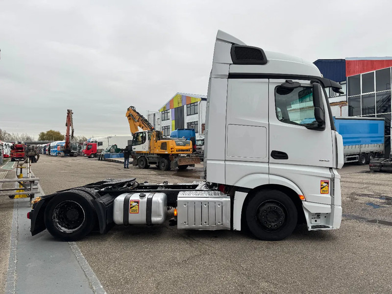 Mercedes-Benz Actros 1842 4X2 EURO 6 MEGA DOUBLE TANK - Cabeza tractora: foto 4 Mercedes-Benz Actros 1842 4X2 EURO 6 MEGA DOUBLE TANK - Cabeza tractora: foto 4