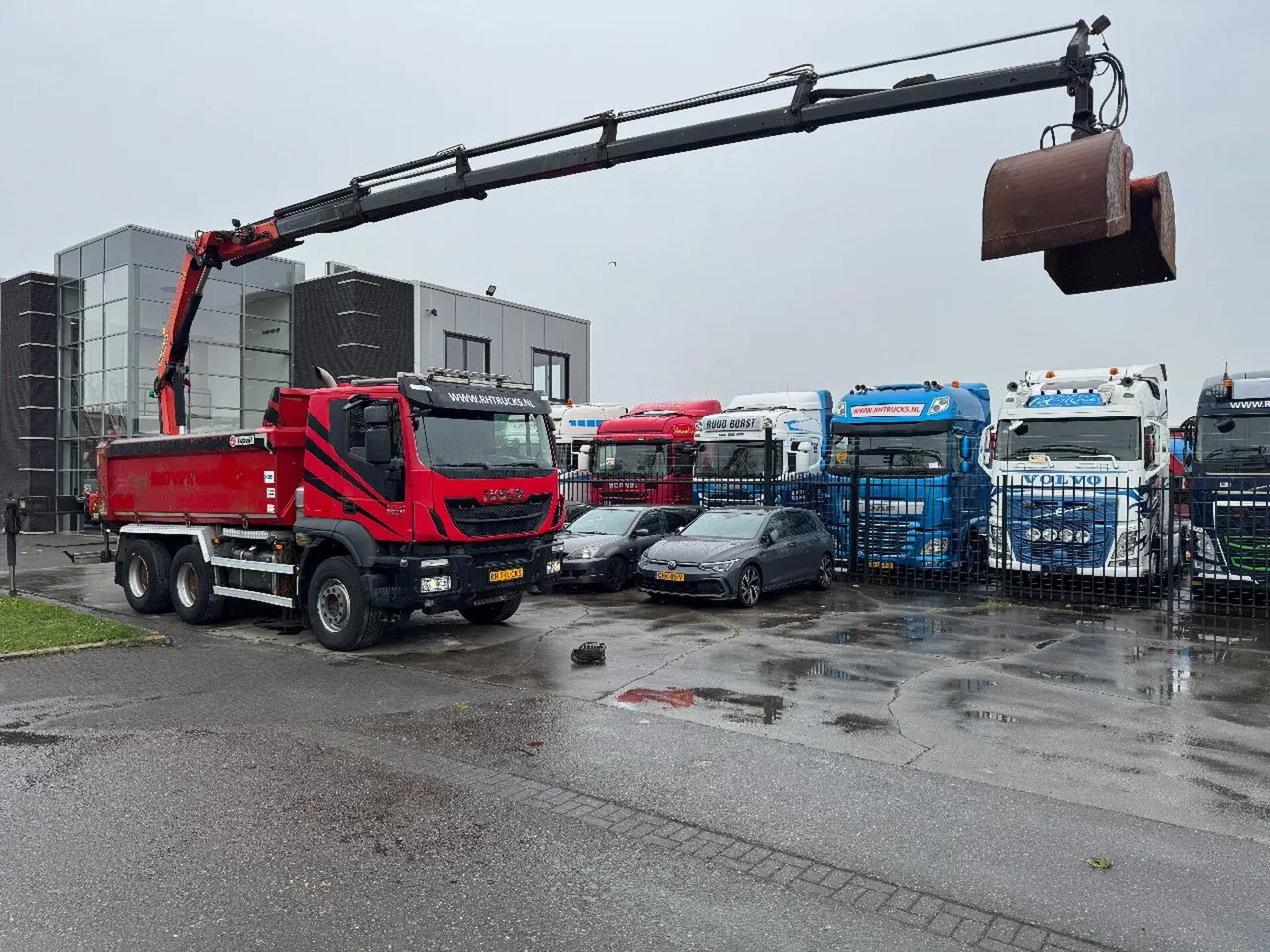 Iveco Trakker 500 6X4 EURO 6 KIPPER + PALFINGER PK1800 - Camión volquete, Camión grúa: foto 3 Iveco Trakker 500 6X4 EURO 6 KIPPER + PALFINGER PK1800 - Camión volquete, Camión grúa: foto 3