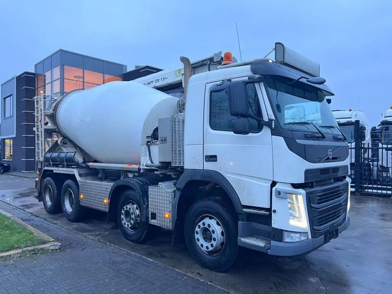 Volvo FM 410 8X4 - 3 UNITS! + MIXER 9m3 + LIEBHERR CON Volvo FM 410 8X4 - 3 UNITS! + MIXER 9m3 + LIEBHERR CON - Camión hormigonera: foto 3 Volvo FM 410 8X4 - 3 UNITS! + MIXER 9m3 + LIEBHERR CON Volvo FM 410 8X4 - 3 UNITS! + MIXER 9m3 + LIEBHERR CON - Camión hormigonera: foto 3