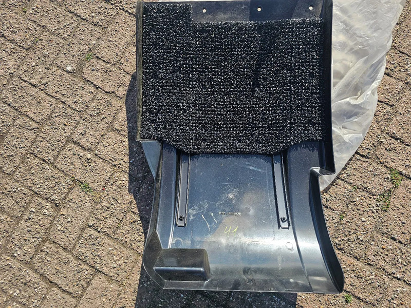 DAF Spatbord Rechtsvoor - 2042661 - Carrocería y exterior para Camión: foto 4 DAF Spatbord Rechtsvoor - 2042661 - Carrocería y exterior para Camión: foto 4