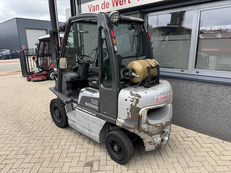 Nissan UD02A25PQ Triplo 430 Freelift/Sideshift LPG 2006 - Carretilla elevadora de gas: foto 5 Nissan UD02A25PQ Triplo 430 Freelift/Sideshift LPG 2006 - Carretilla elevadora de gas: foto 5