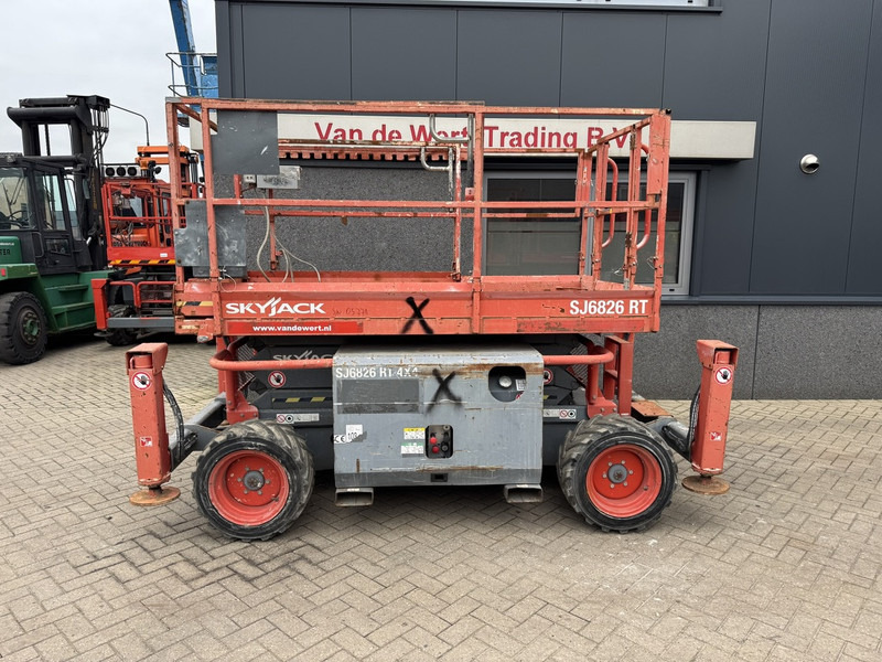 Skyjack SJ 6826RT Schaarhoogwerker / Scissor / Arbeitsbuhne 2015 4X4 Kubota Diesel 10M Werkhoogte - Plataforma de tijeras: foto 1 Skyjack SJ 6826RT Schaarhoogwerker / Scissor / Arbeitsbuhne 2015 4X4 Kubota Diesel 10M Werkhoogte - Plataforma de tijeras: foto 1